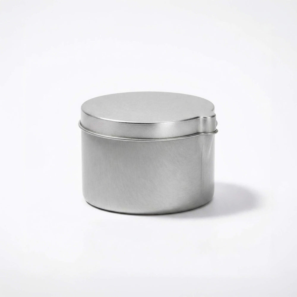A seamless silver tin with lid and a pouring spout with product code T0796.