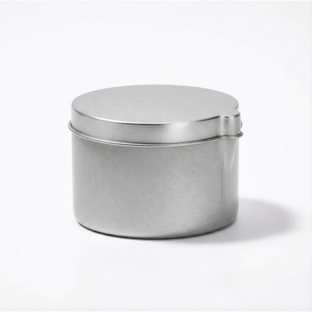 A seamless silver tin with lid and a pouring spout with product code T0798.