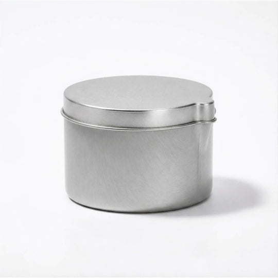 A seamless silver tin with lid and a pouring spout with product code T0798.
