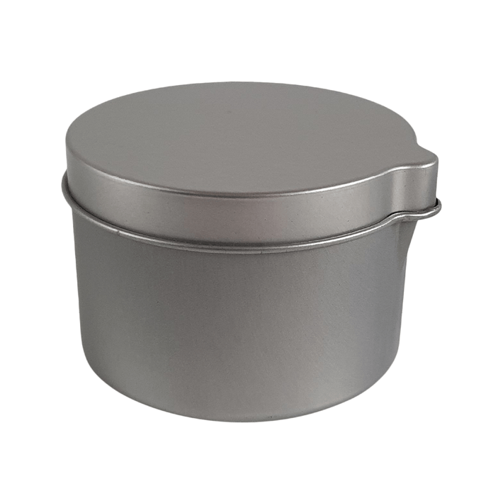 A seamless silver tin with lid and a pouring spout with product code T0796.