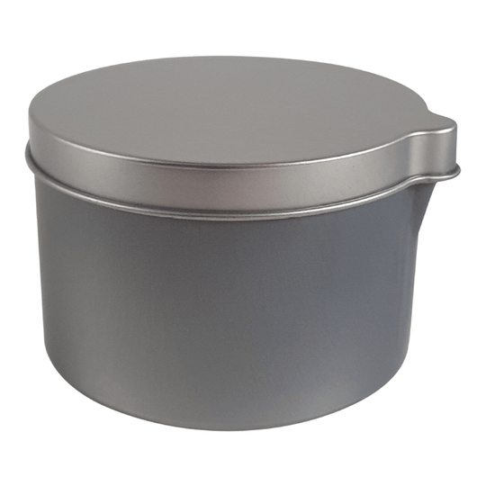A seamless silver tin with lid and a pouring spout with product code T0798.